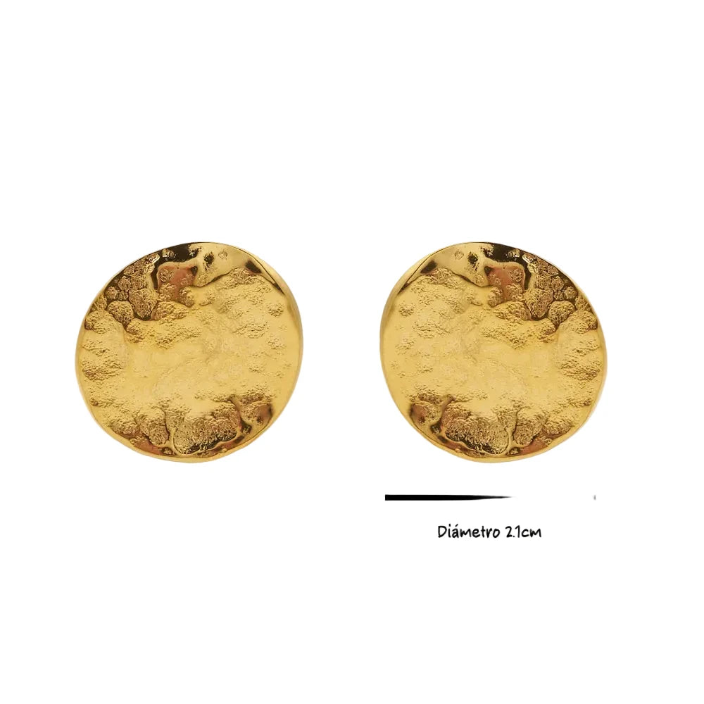 PENDIENTES redondos o de disco tipo moneda ESTILO VINTAGE. estilo años 60 y 70. Son de acero hipoalergénico resistente al agua y bañado en oro. Tienen acabado en relieve o martillado. 
