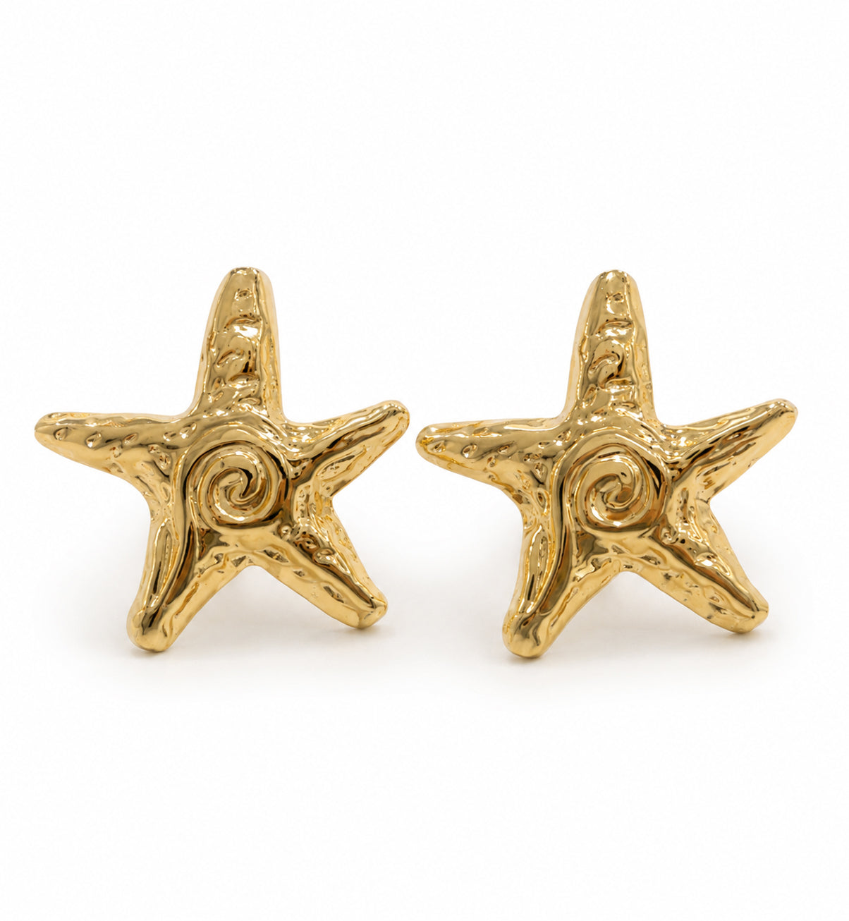 pendientes ligeros para verano con forma de estrella de mar. Son de acero hipoalergénico y resistente al agua. Son dorados y perfectos para looks casual de diario y para llevar en la piscina o en el mar. ideales para adolescentes
