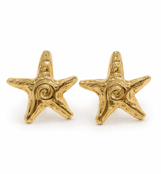 pendientes ligeros para verano con forma de estrella de mar. Son de acero hipoalergénico y resistente al agua. Son dorados y perfectos para looks casual de diario y para llevar en la piscina o en el mar. ideales para adolescentes