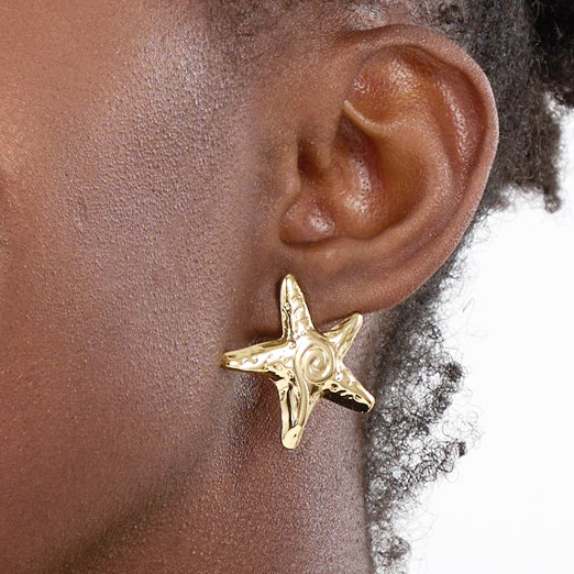 pendientes ligeros para verano con forma de estrella de mar. Son de acero hipoalergénico y resistente al agua. Son dorados y perfectos para looks casual de diario y para llevar en la piscina o en el mar. ideales para adolescentes
