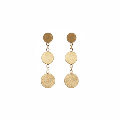 PENDIENTES COLGANTES CORTOS ESTILO BOHO. Son de círculos o monedas colgantes con cadena. No pesan nada. Son de acero hipoalergénico y resistente al agua. Son dorados y perfectos para looks boho y para llevar en la piscina o en el mar. 