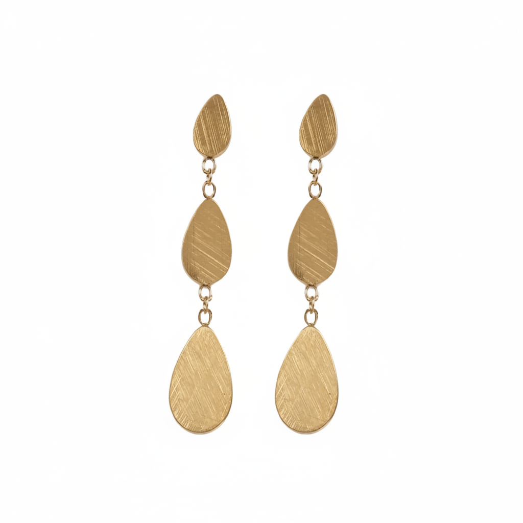 PENDIENTES COLGANTES CORTOS ESTILO BOHO. Son de lágrimas o gotas colgantes con cadena. No pesan nada. Son de acero hipoalergénico y resistente al agua. Son dorados y perfectos para looks boho y para llevar en la piscina o en el mar. 
