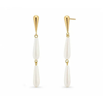 PENDIENTES COLGANTES LARGOS ESTILO BOHO. Son de lágrimas o gotas colgantes DE NÁCAR. No pesan nada. Son de acero hipoalergénico y resistente al agua. Son dorados y perfectos para looks boho y para llevar en la piscina o en el mar. 