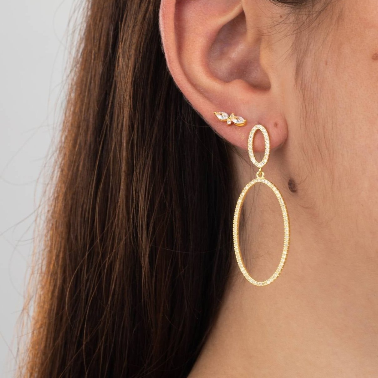 pendientes de fiesta largos y ovalados con brillantes. son de plata de ley con baño de oro 18 kilates. gold plated sterling silver long oval pendant zircon chain holiday earrings