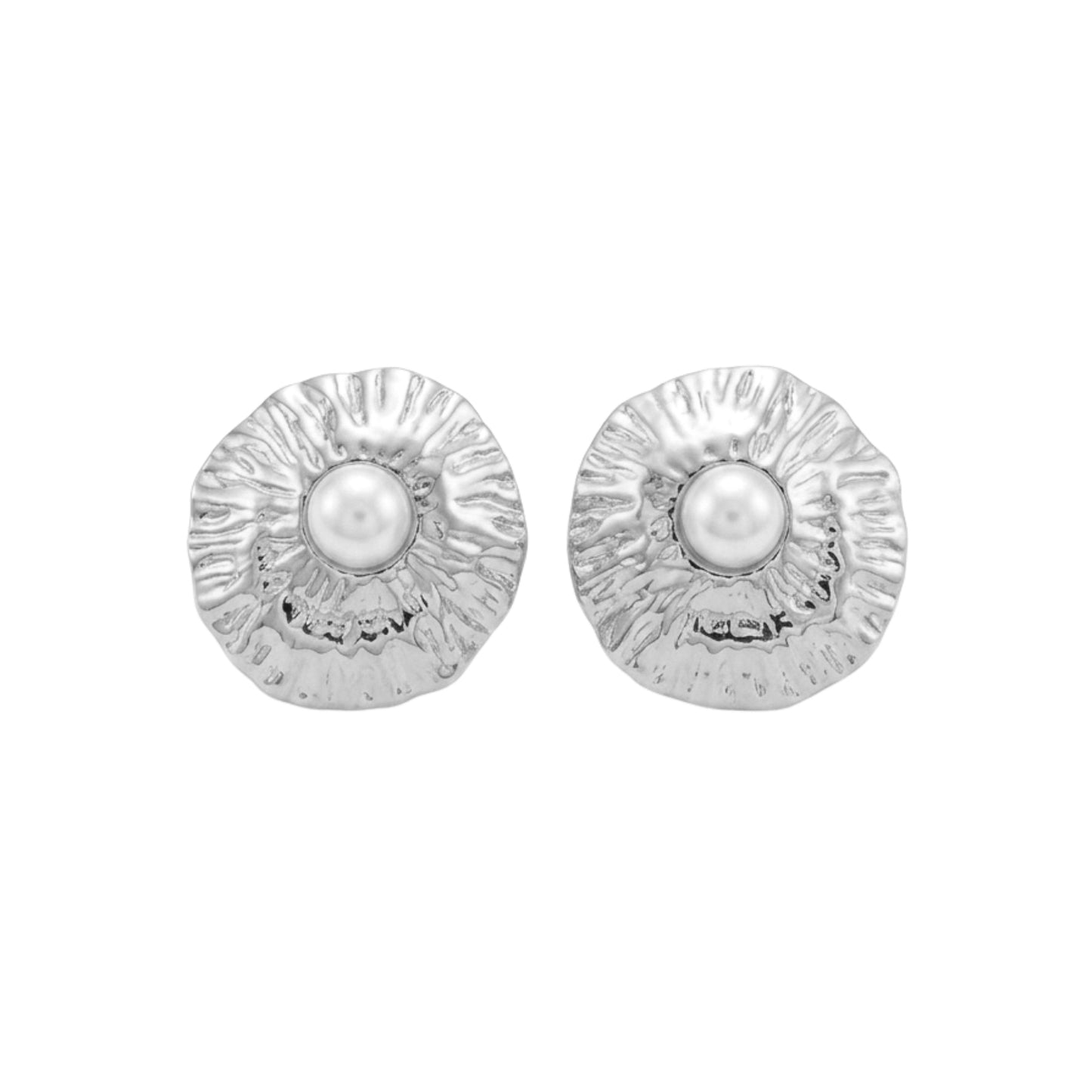 pendientes ligeros de lapa o concha con perla. Son de acero hipoalergénico y resistente al agua. Acabado dorado y plateado. Ideales para invitada a boda, bautizo o comunión. 