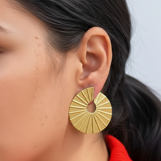 PENDIENTES ESTILO espiral o abanico con rayas que no pesan. Son de acero hipoalergénico resistente al agua y bañado en oro o plata. Ideales para invitada a boda, bautizo o comunión. Diseño similar a los pendientes de de maria pombo por agatha paris