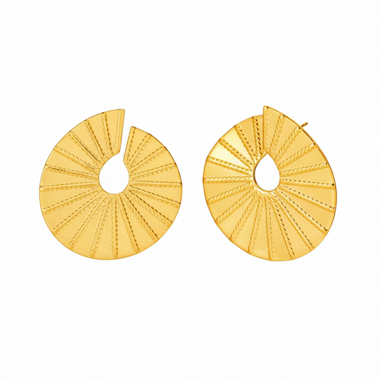 PENDIENTES ESTILO espiral o abanico con rayas que no pesan. Son de acero hipoalergénico resistente al agua y bañado en oro o plata. Ideales para invitada a boda, bautizo o comunión. Diseño similar a los pendientes de de maria pombo por agatha paris