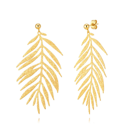 pendientes ligeros con forma de hoja de palmera. No pesan nada. Son de acero hipoalergénico y resistente al agua. Son dorados y perfectos para looks casual de diario y para llevar en la piscina o en el mar. 