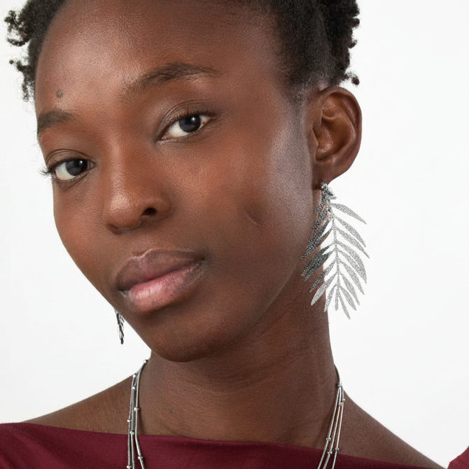 pendientes ligeros con forma de hoja de palmera. No pesan nada. Son de acero hipoalergénico y resistente al agua. Son plateados y perfectos para looks casual de diario y para llevar en la piscina o en el mar. Perfectos para look boho de verano o invitada de boda.