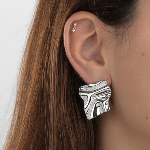 PENDIENTES CUADRADOS con relieve de ondas GRANDES ESTILO VINTAGE para invitada a boda. Son de acero hipoalergénico resistente al agua y bañado en oro. Diseño similar a bottega veneta y los ha llevado maria pombo