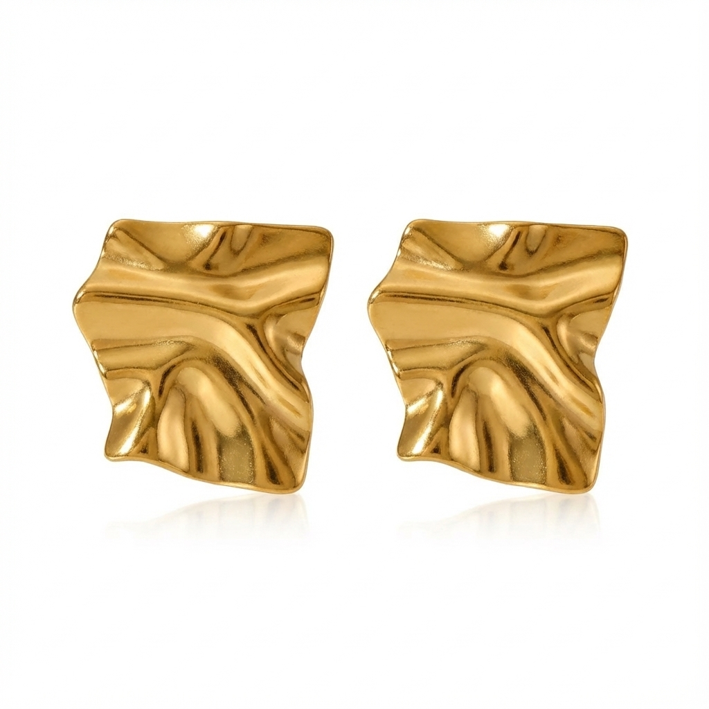 PENDIENTES CUADRADOS con relieve de ondas GRANDES ESTILO VINTAGE para invitada a boda. Son de acero hipoalergénico resistente al agua y bañado en oro. Diseño similar a bottega veneta y los ha llevado maria pombo