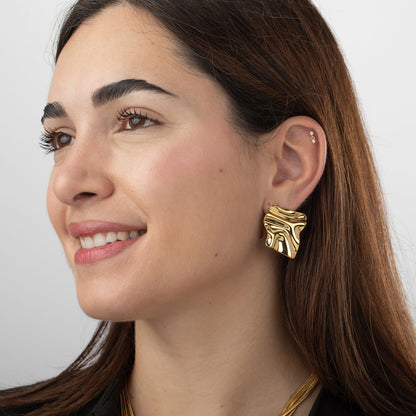 PENDIENTES CUADRADOS con relieve de ondas GRANDES ESTILO VINTAGE para invitada a boda. Son de acero hipoalergénico resistente al agua y bañado en oro. Diseño similar a bottega veneta y los ha llevado maria pombo