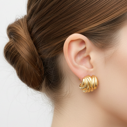 PENDIENTES GRANDES CON RELIEVE IRREGULAR
ESTILO VINTAGE. Son de acero hipoalergénico resistente al agua y bañado en oro o plata. Diseño similar a los pendientes de de maria pombo por agatha paris