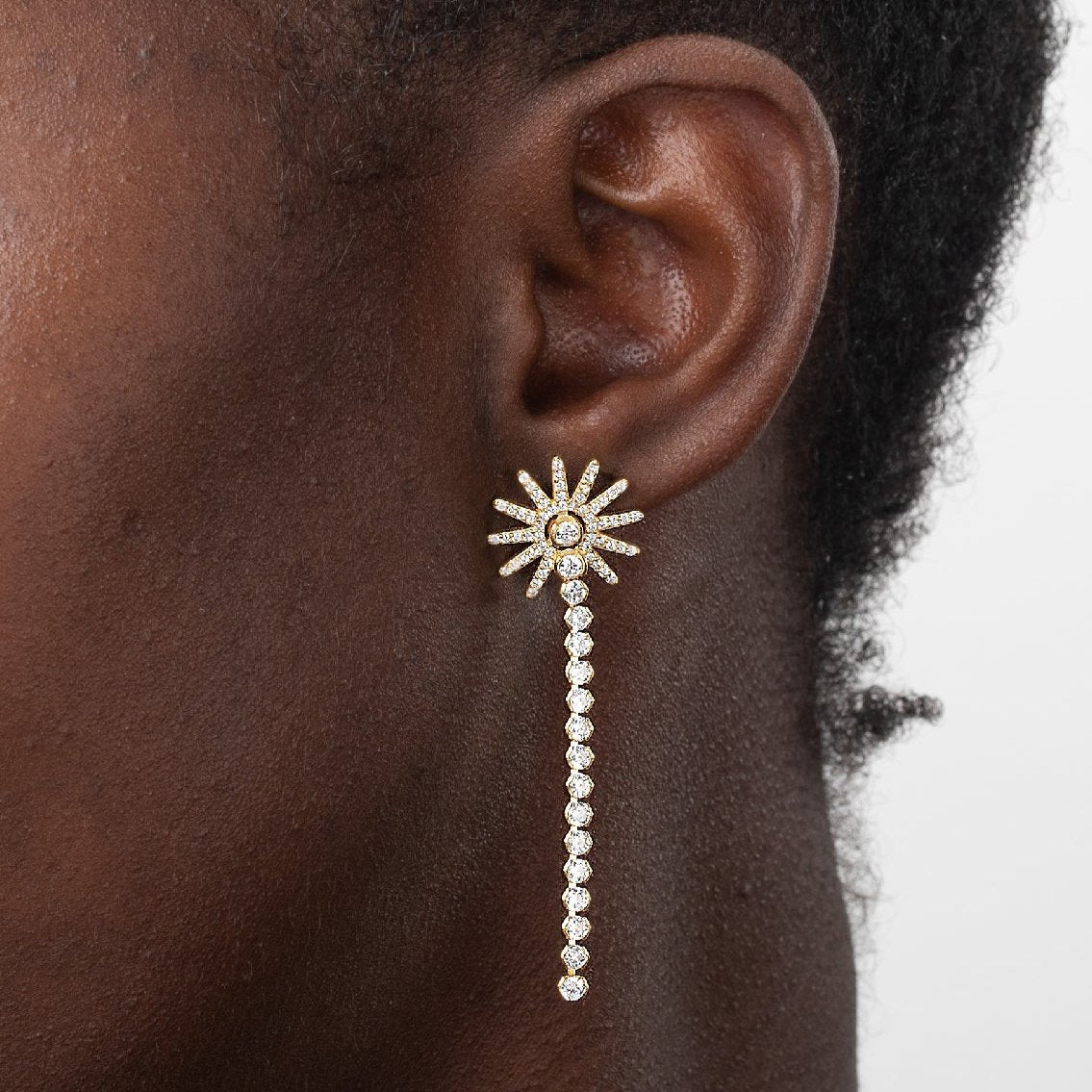 pendientes de fiesta largos con brillantes tipo tenis con estrella o sol. es de plata de ley con baño de oro 18 kilates. gold plated sterling silver long zircon tennis chain holiday earrings