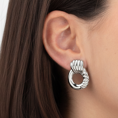 PENDIENTES ESTILO VINTAGE CON HUECO que no pesan. Son de acero hipoalergénico resistente al agua y bañado en oro o plata. Ideales para invitada a boda, bautizo o comunión. Diseño similar a los pendientes de de maria pombo por agatha paris