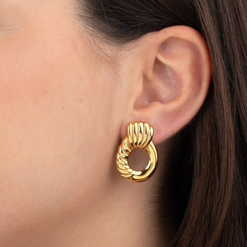 PENDIENTES ESTILO VINTAGE CON HUECO que no pesan. Son de acero hipoalergénico resistente al agua y bañado en oro o plata. Ideales para invitada a boda, bautizo o comunión. Diseño similar a los pendientes de de maria pombo por agatha paris