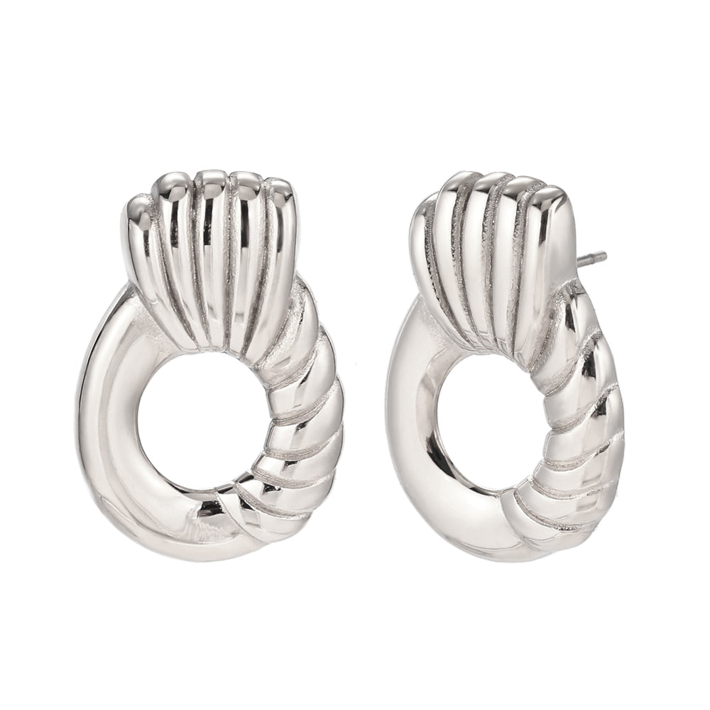 PENDIENTES ESTILO VINTAGE CON HUECO que no pesan. Son de acero hipoalergénico resistente al agua y bañado en oro o plata. Ideales para invitada a boda, bautizo o comunión. Diseño similar a los pendientes de de maria pombo por agatha paris