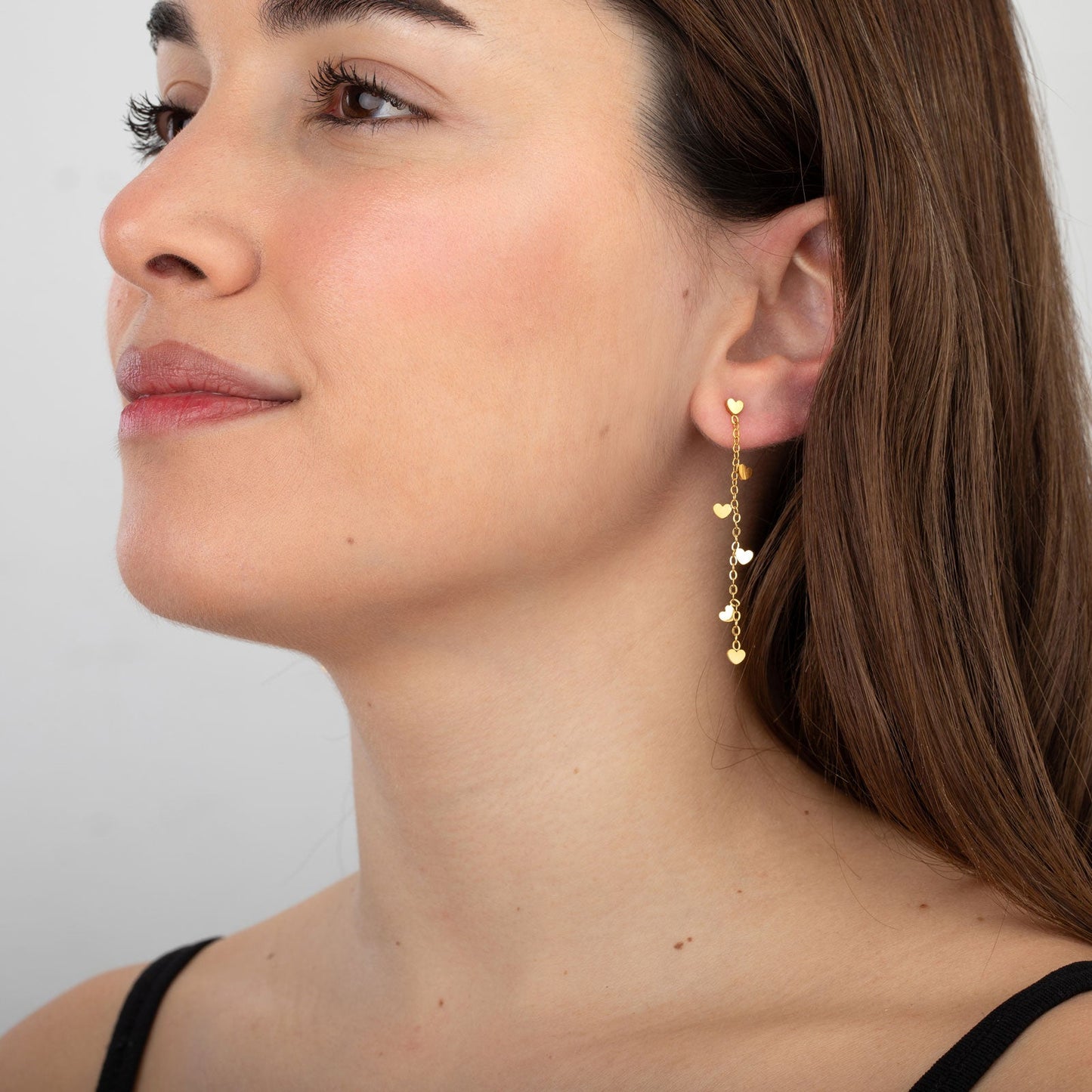 pendientes largos de cadena para mujer, niña y adolescente. No pesan nada. Son de cadena larga con corazones colgantes en acero hipoalergénico resistente al agua. Gold plated stainless steel long heart pendant earrings