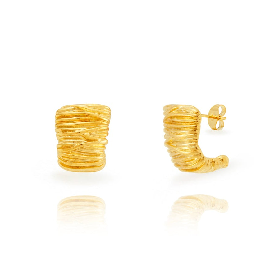 PENDIENTES GRANDES  de textura rallada
ESTILO VINTAGE. Son de acero hipoalergénico resistente al agua y bañado en oro. Diseño similar a los pendientes de de maria pombo por agatha paris