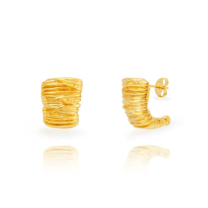 PENDIENTES GRANDES  de textura rallada
ESTILO VINTAGE. Son de acero hipoalergénico resistente al agua y bañado en oro. Diseño similar a los pendientes de de maria pombo por agatha paris