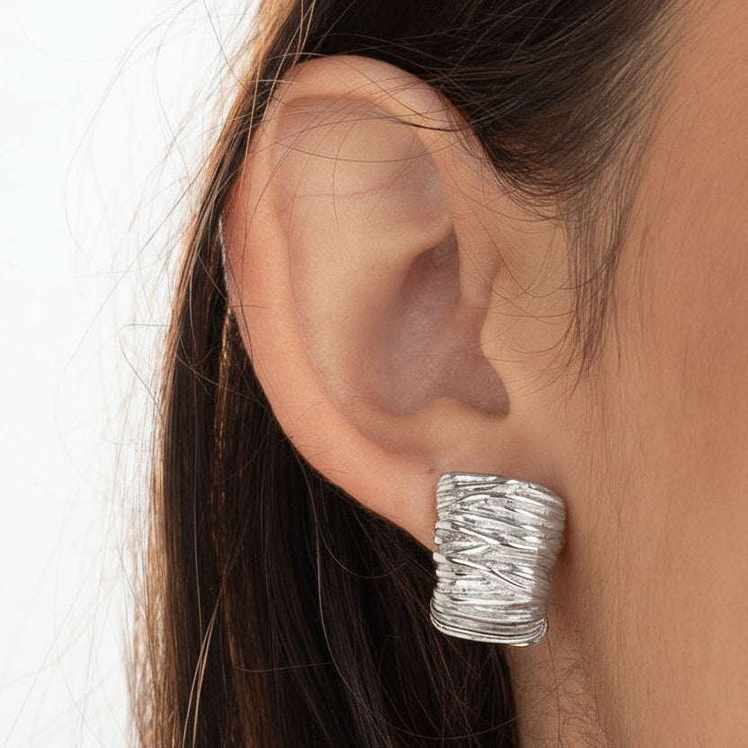 PENDIENTES GRANDES  de textura rallada
ESTILO VINTAGE. Son de acero hipoalergénico resistente al agua y bañado en plata. Diseño similar a los pendientes de de maria pombo por agatha paris