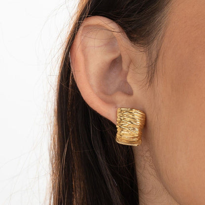 PENDIENTES GRANDES  de textura rallada
ESTILO VINTAGE. Son de acero hipoalergénico resistente al agua y bañado en oro. Diseño similar a los pendientes de de maria pombo por agatha paris