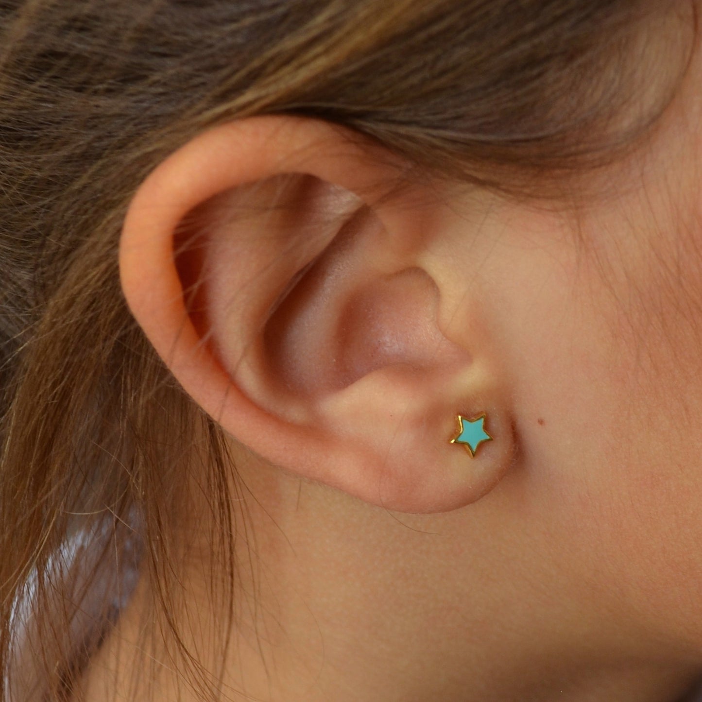 pendientes de verano con forma de estrella para niña en plata con baño de oro y esmalte azul turquesa o rosa. Son el regalo perfecto para niña de comunión. Gold plated sterling silver blue pink star piercing earrings