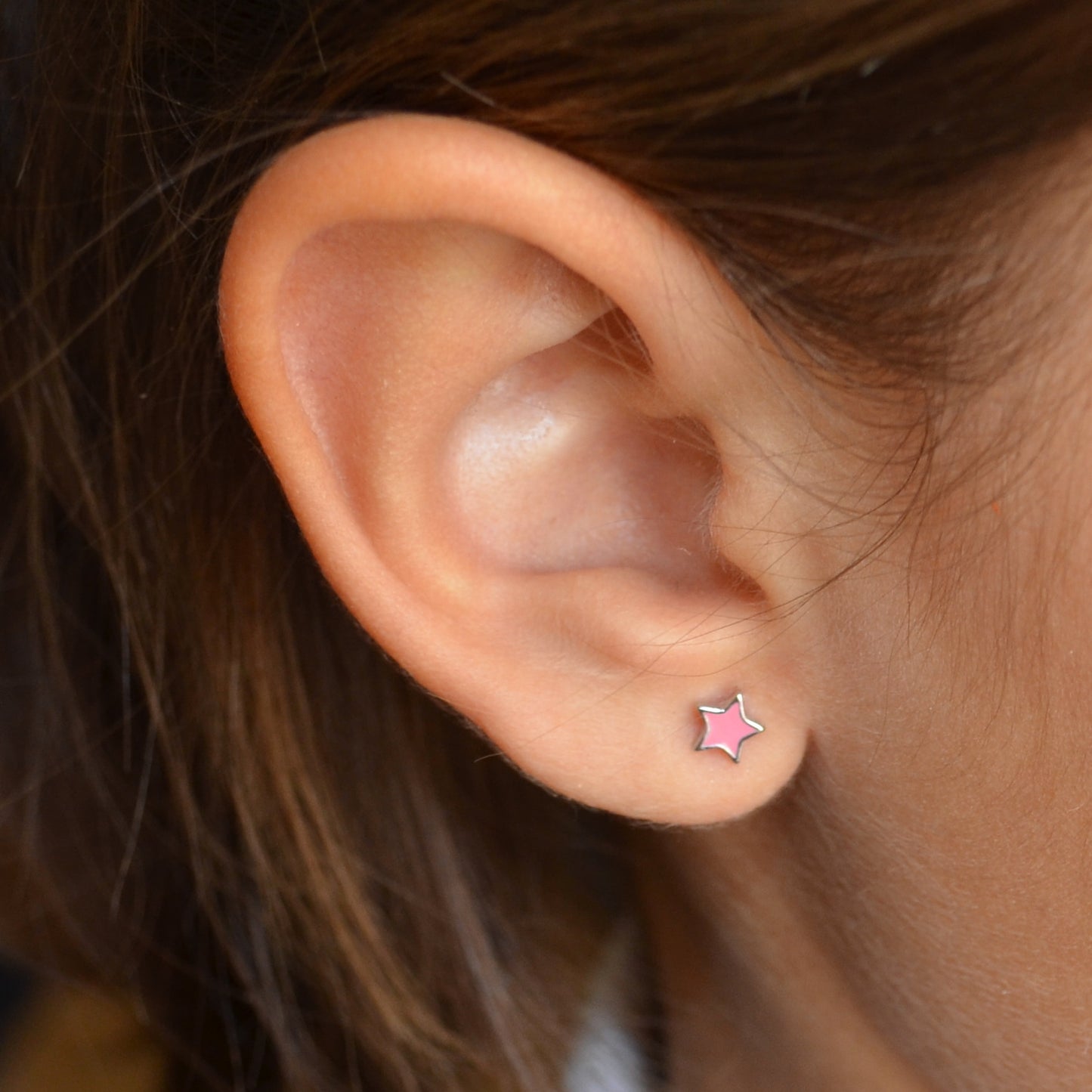 pendientes de verano con forma de estrella para niña en plata con baño de oro y esmalte azul turquesa o rosa. Son el regalo perfecto para niña de comunión. Gold plated sterling silver blue pink star piercing earrings