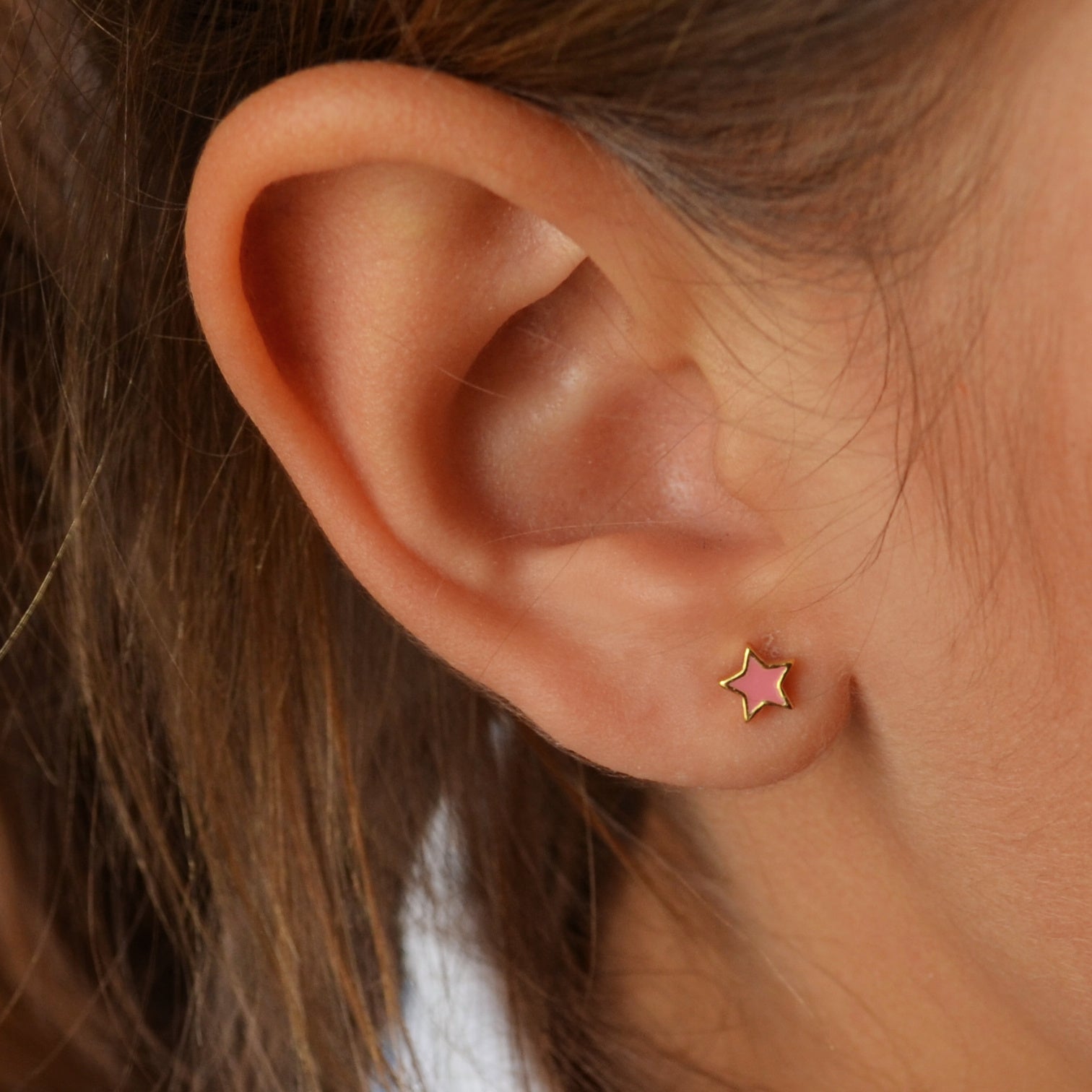 pendientes de verano con forma de estrella para niña en plata con baño de oro y esmalte azul turquesa o rosa. Son el regalo perfecto para niña de comunión. Gold plated sterling silver blue pink star piercing earrings