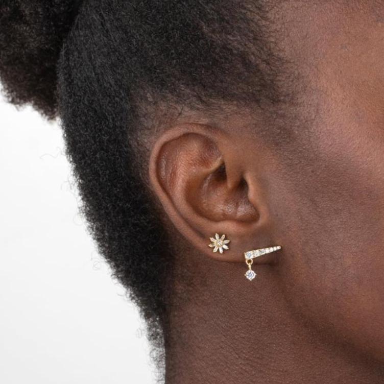 pendientes con forma de triángulo en plata de ley con baño de oro y circonitas. Se pueden llevar de piercing en el cartílago. Gold plated sterling silver triangle zircon earrings