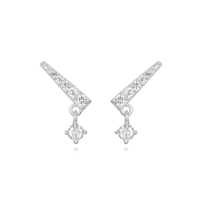 pendientes con forma de triángulo en plata de ley con baño de oro y circonitas. Se pueden llevar de piercing en el cartílago. Gold plated sterling silver triangle zircon earrings