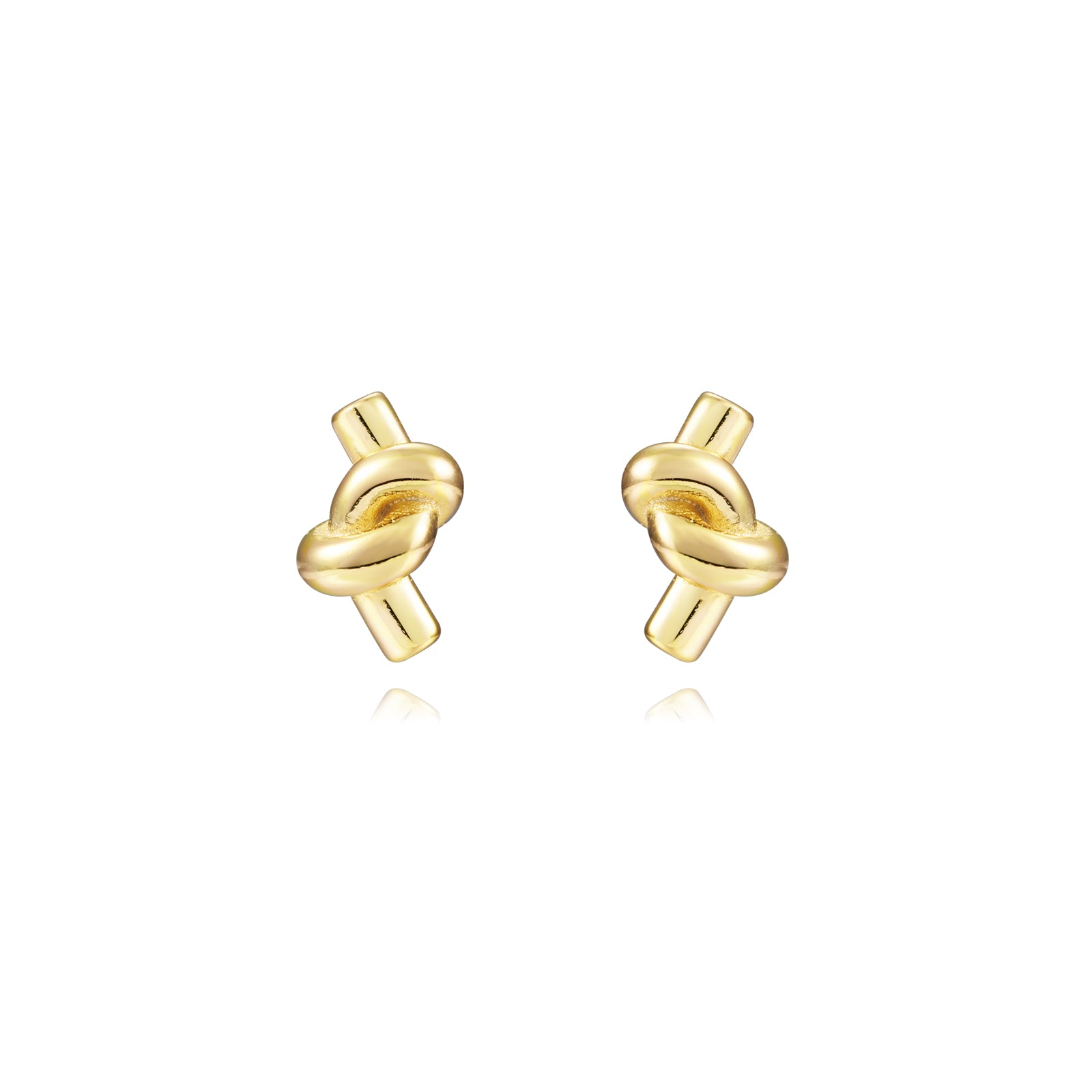 pendientes pequeños de piercing en forma de nudo. Son de plata de ley con baño de oro 18 kilates.