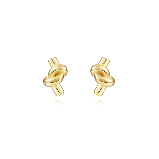 pendientes pequeños de piercing en forma de nudo. Son de plata de ley con baño de oro 18 kilates.