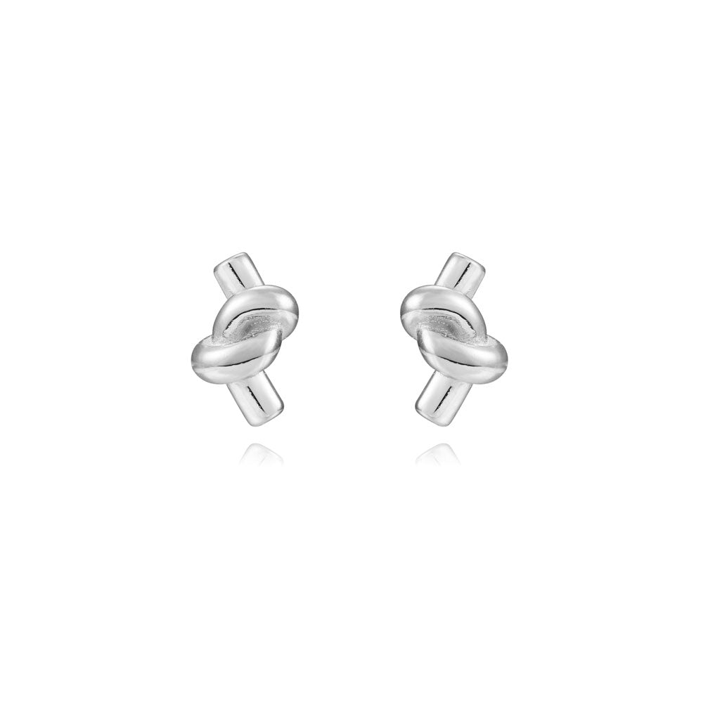 pendientes pequeños de piercing en forma de nudo. Son de plata de ley con baño de oro 18 kilates.
