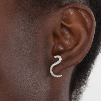 pendientes con forma de onda u ola de plata de ley con baño de oro y circonitas. Se pueden llevar de piercing en el cartílago. Gold plated sterling silver wave zircon earrings
