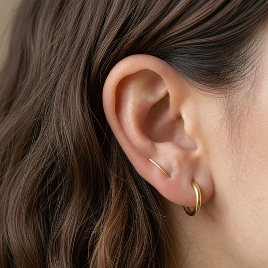 Pendientes trepadores minimal y confeccionados en plata de ley 925 con baño de oro 18 kilates