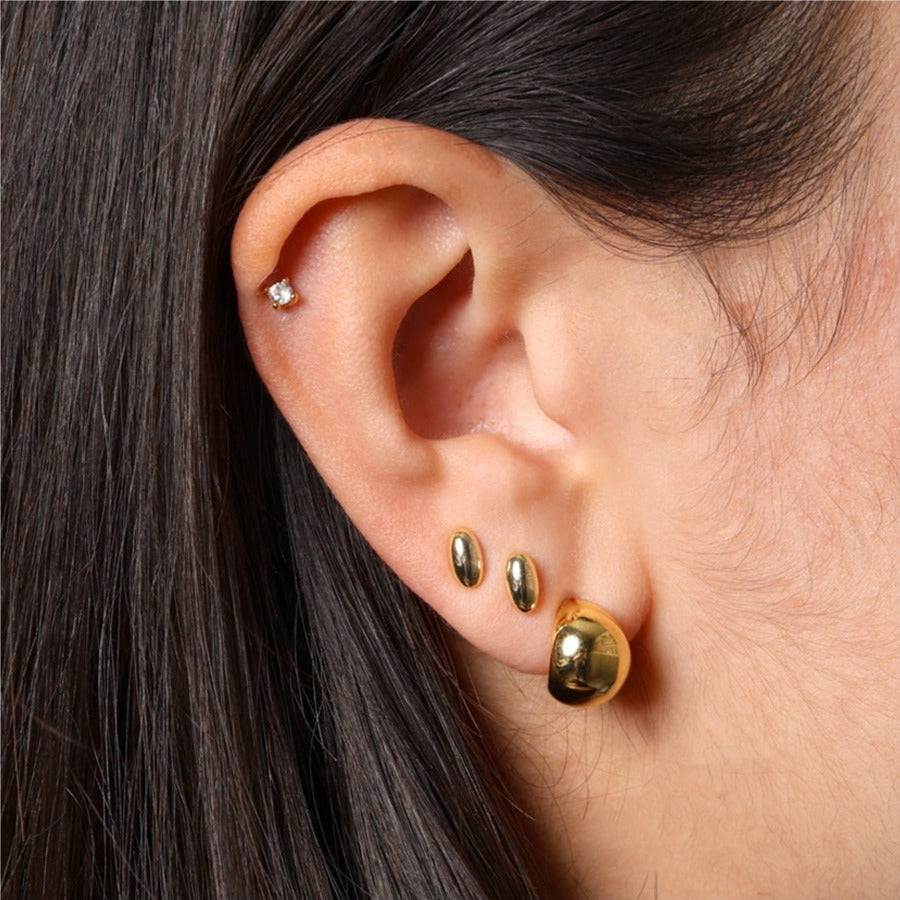 mini piercing pequeñito de brillante cuadrado con cierre de bola de rosca. Anti alergico porque está confeccionado en plata de ley con baño de oro. Perfecto para helix, tragus, anti helix, daith, conch. Gold plated anti allergic piercing earring