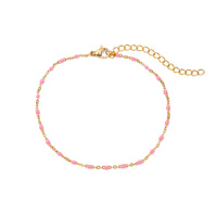 pulsera dorada waterproof o resistente al agua confeccionada en acero con baño de oro de 3 micras. Tiene bolitas de enamel rosas y el cierre es ajustable. collar hipoalergénico e inoxidable. gold plated stainless steel pink bead bracelet.