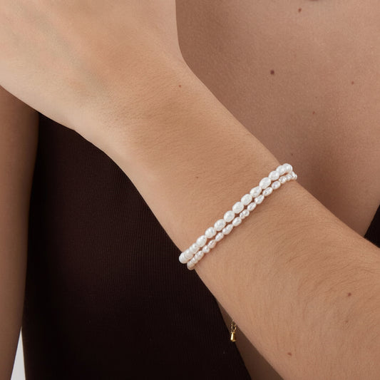 PULSERAS DE PERLA DE ARROZ CULTIVADA. SON DE ACERO HIPOALERGÉNICO Y RESISTENTE AL AGUA. sON UNAS PULSERAS DE PERLAS PEQUEÑAS Y FINAS PAR REGALAR EN EL DÍA DE LA MADRE, DE AMIGO INVISIBLE O PARA UNA PRIMERA COMUNIÓN.