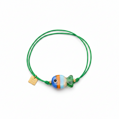 pulsera de verano de goma elástica con pez de cerámica a rayas de colores azul verde y naranja