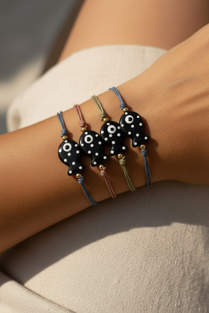 pulsera de verano de goma elástica con pez de cerámica negro con puntos blancos. 