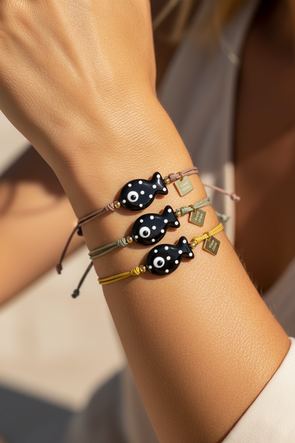pulsera de verano de goma elástica con pez de cerámica negro con puntos blancos. 