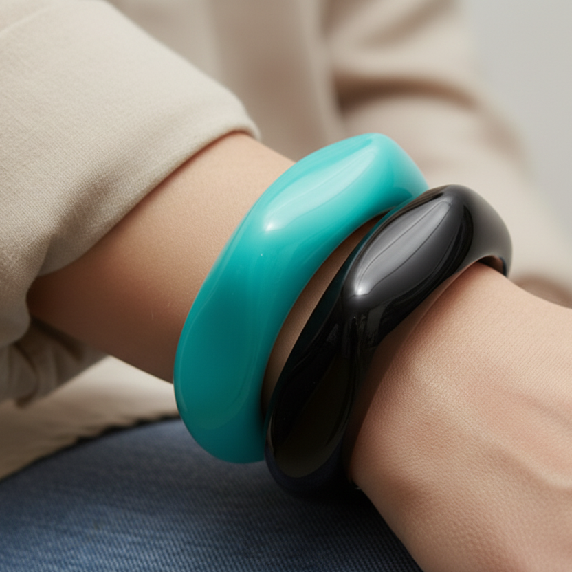 pulsera de resina IRREGULAR en color AZUL TURQUESA y negro. Es ancha para llevar por encima de mangas de jersey o camisa. 