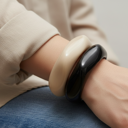 pulsera de resina IRREGULAR en color NEGRO Y BEIGE. Es ancha apra llevar por encima de mangas de jersey o camisa. 