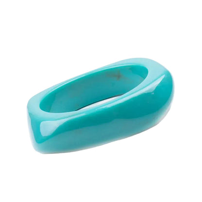 pulsera de resina IRREGULAR en color AZUL TURQUESA. Es ancha apra llevar por encima de mangas de jersey o camisa. 
