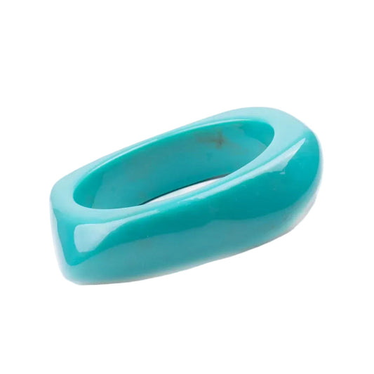 pulsera de resina IRREGULAR en color AZUL TURQUESA. Es ancha apra llevar por encima de mangas de jersey o camisa. 