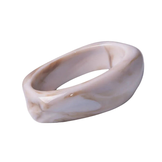 pulsera de resina IRREGULAR en color NEGRO Y BEIGE. Es ancha apra llevar por encima de mangas de jersey o camisa. 