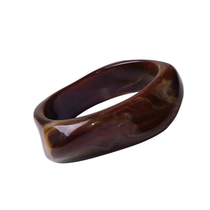 pulsera de resina IRREGULAR en color MARRÓN O CAFÉ. Es ancha apra llevar por encima de mangas de jersey o camisa. 