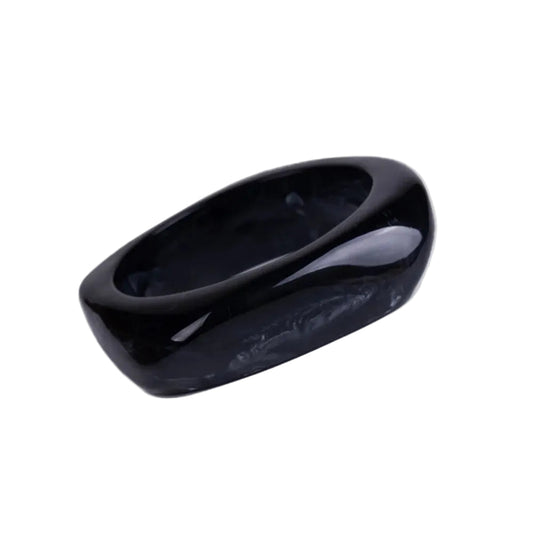 pulsera de resina IRREGULAR en color NEGRO. Es ancha apra llevar por encima de mangas de jersey o camisa. 