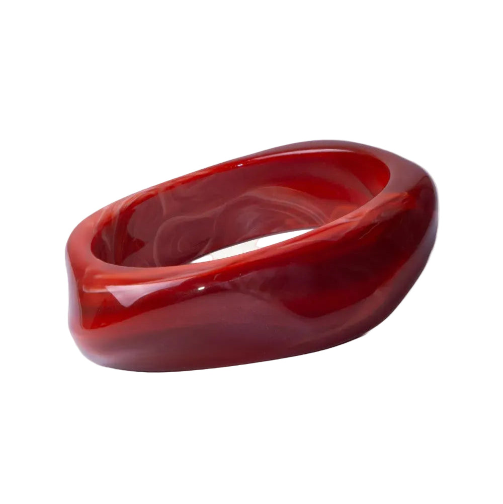 pulsera de resina IRREGULAR en color rojo. Es ancha para llevar por encima de mangas de jersey o camisa. 